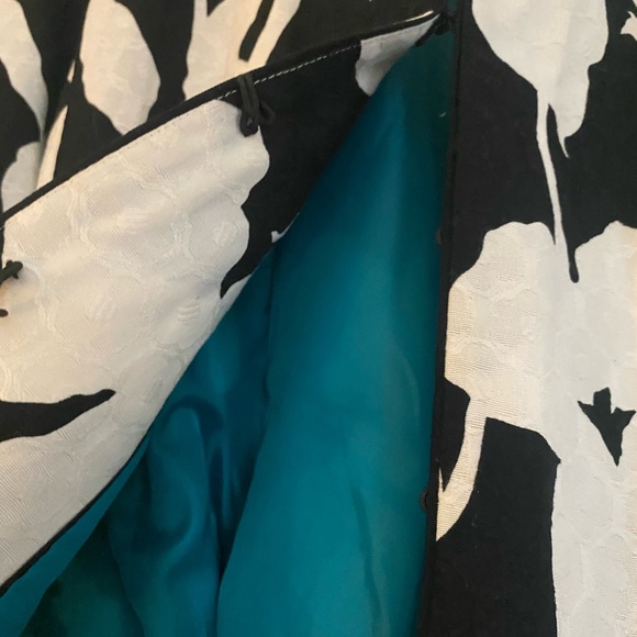 Chico's Black & White 3/4 Sleeve Blazer
Jacket Mandarin Collar Sz 2 or L - Picture 4 of 6